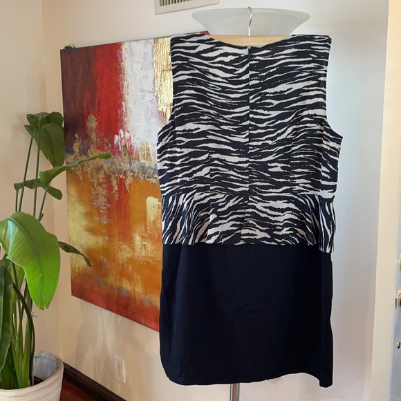 Slimming DKNY dress, like new condition, size 1X - Picture 2 of 3